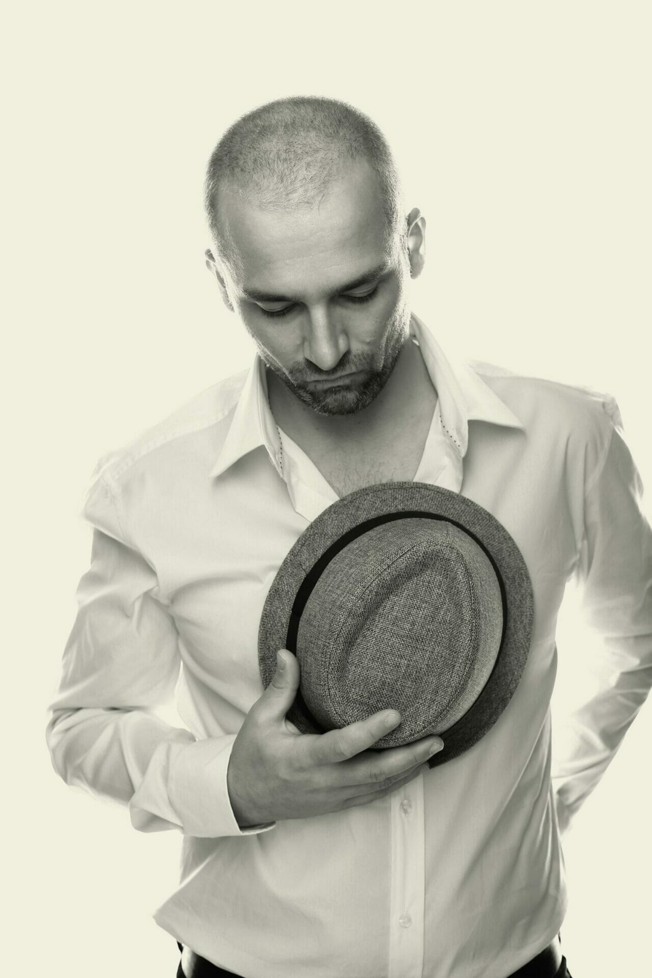 Claus Morlock Design | Studio für Visuelle Kommunikation | Corporate Identity Design | München Augsburg Landsberg | Portrait mit Hut für die Startseite