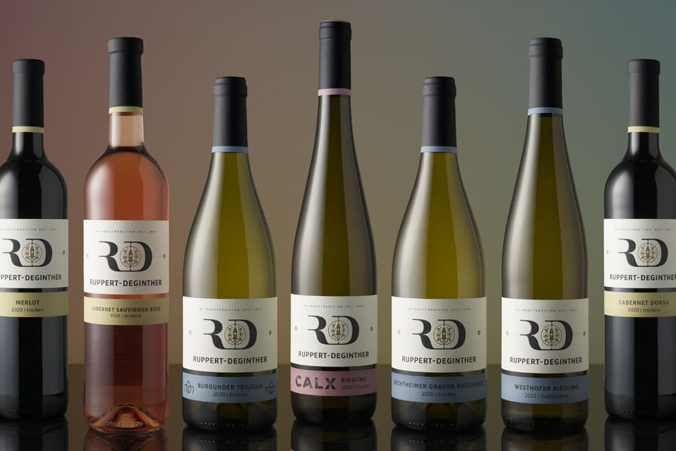 Corporate Identity Design für Ruppert-Deginther | Ein ausgezeichnetes Weingut in Rheinhessen | Eine Auswahl des Produkt-Sortiments aus Gutsweinen, Ortsweinen und Lagenweinen